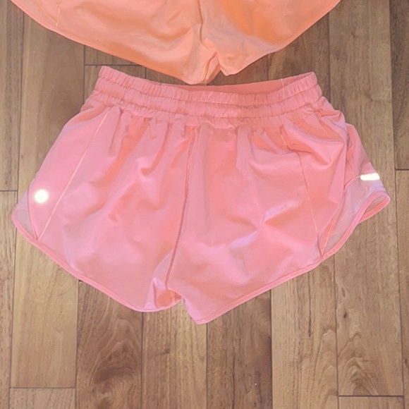 Lululemon hotty hot shorts 2.5” size 6 - Picture 2 of 5